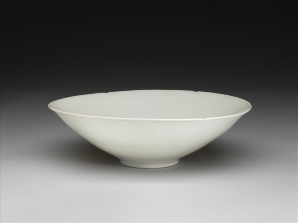 甜白釉暗花龍紋葵口碗