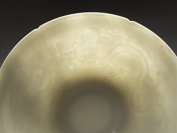 甜白釉暗花龍紋葵口碗