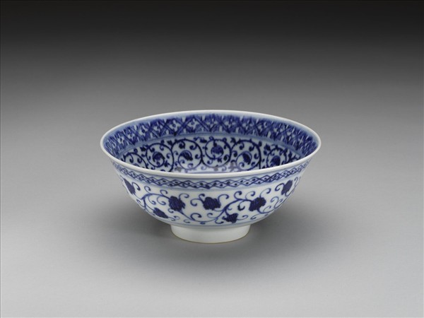 青花纏枝花卉紋碗