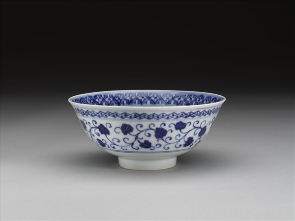青花纏枝花卉紋碗
