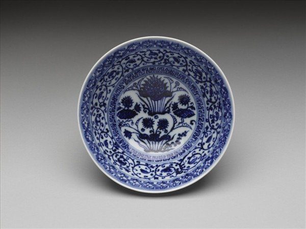 青花纏枝花卉紋碗