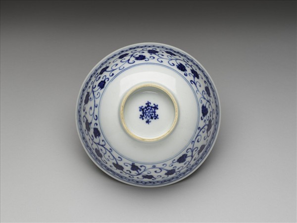 青花纏枝花卉紋碗