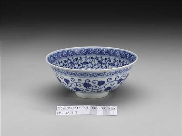 青花纏枝花卉紋碗