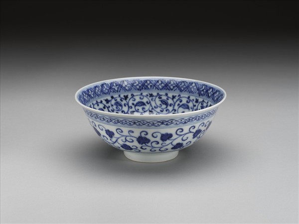 青花纏枝花卉紋碗