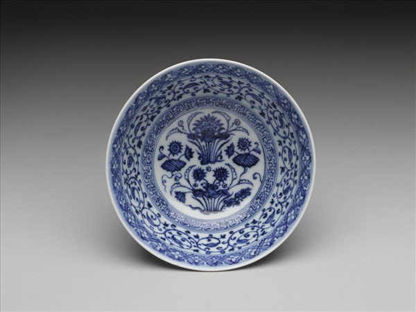 青花纏枝花卉紋碗