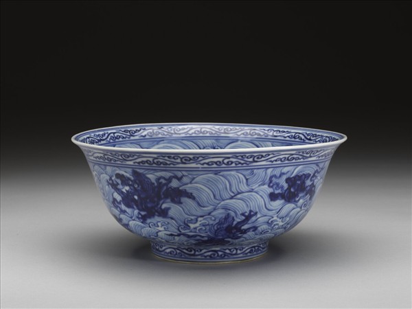 青花波濤海獸紋碗