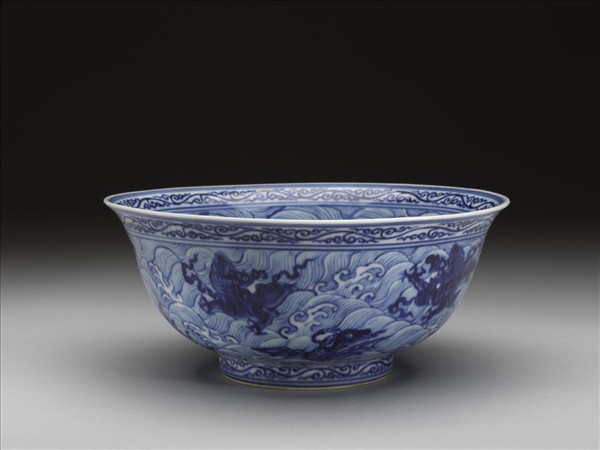 青花波濤海獸紋碗
