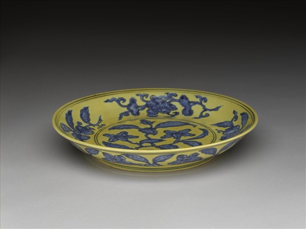 黃地青花花果紋盤