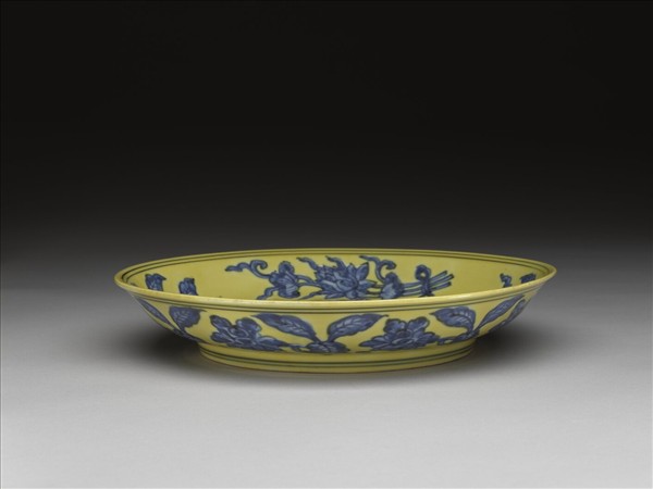 黃地青花花果紋盤