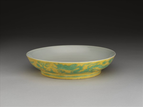 黃地綠彩雙龍戲珠紋盤