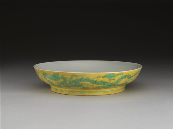 黃地綠彩雙龍戲珠紋盤
