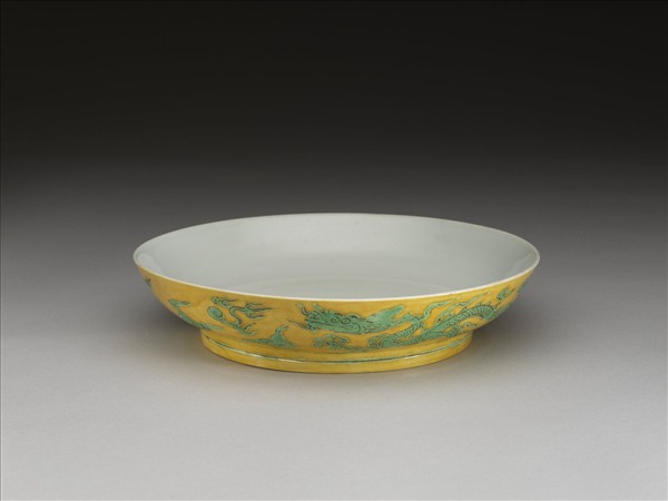 黃地綠彩雙龍戲珠紋盤