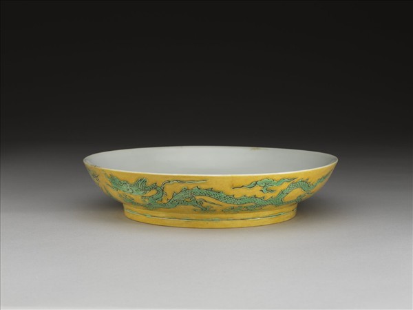 黃地綠彩雙龍戲珠紋盤