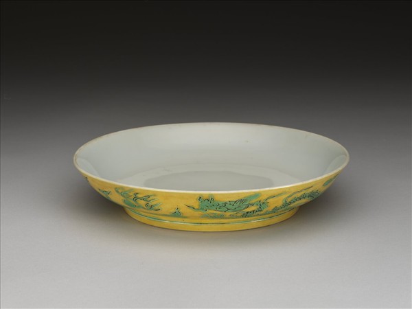 黃地綠彩雙龍戲珠紋盤