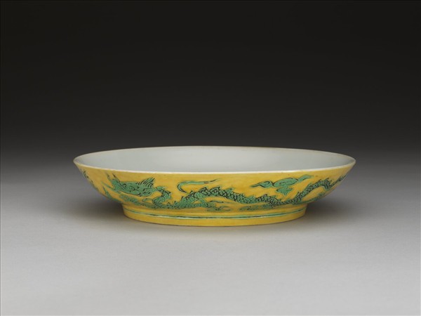 黃地綠彩雙龍戲珠紋盤