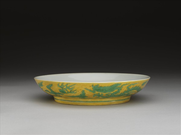 黃地綠彩雙龍戲珠紋盤