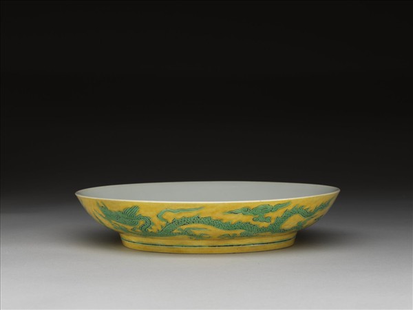 黃地綠彩雙龍戲珠紋盤