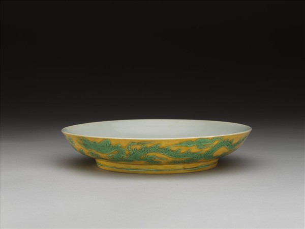 黃地綠彩雙龍戲珠紋盤