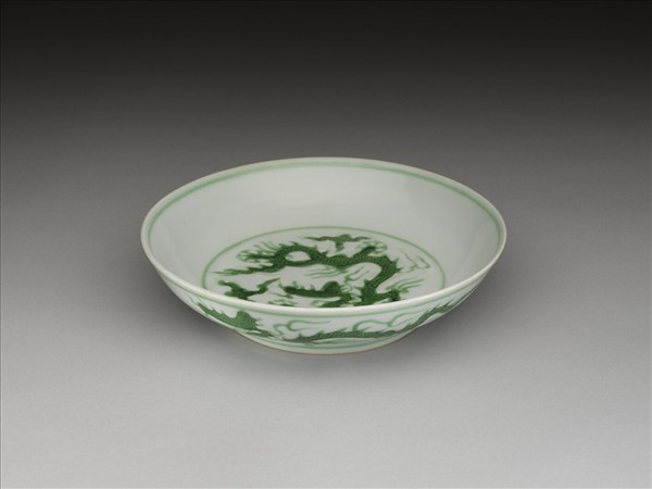 白瓷綠彩雲龍紋盤