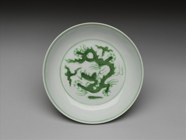 白瓷綠彩雲龍紋盤