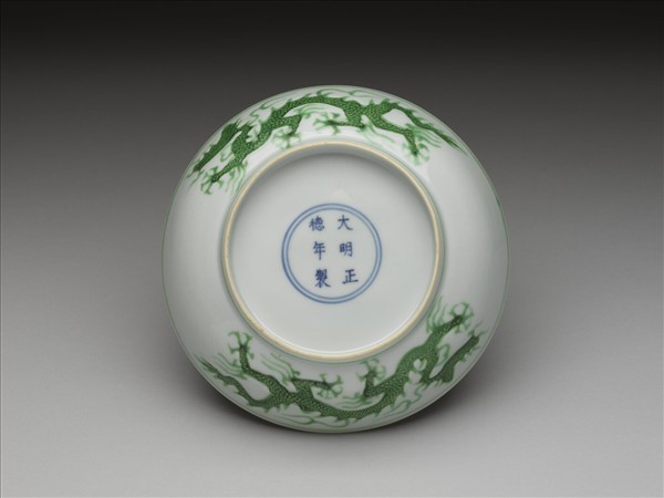 白瓷綠彩雲龍紋盤