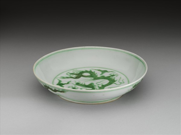 白瓷綠彩雲龍紋盤