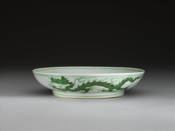 白瓷綠彩雲龍紋盤