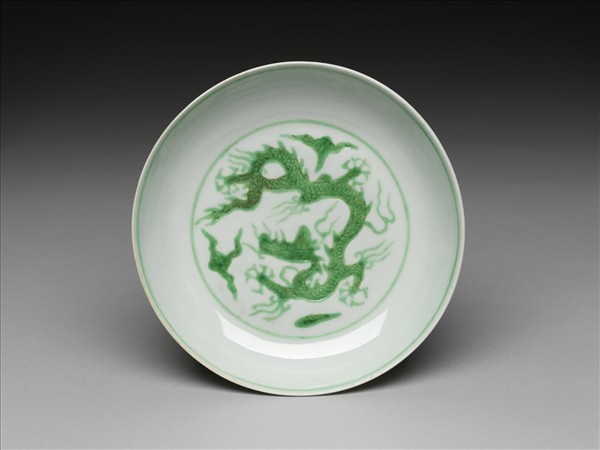 白瓷綠彩雲龍紋盤