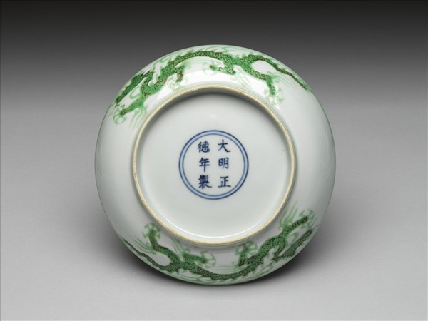 白瓷綠彩雲龍紋盤