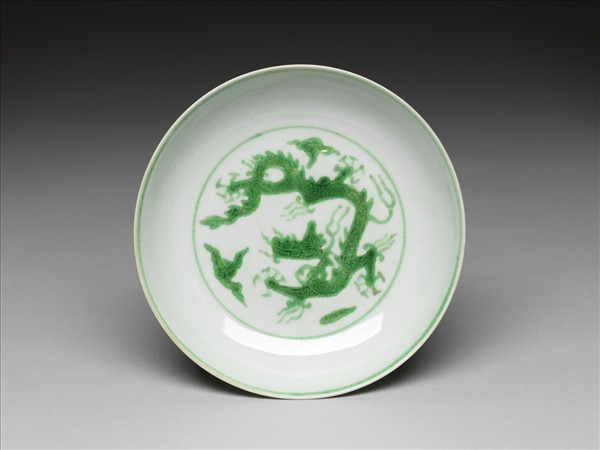白瓷綠彩雲龍紋盤