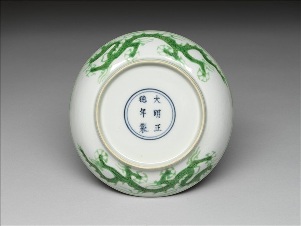 白瓷綠彩雲龍紋盤