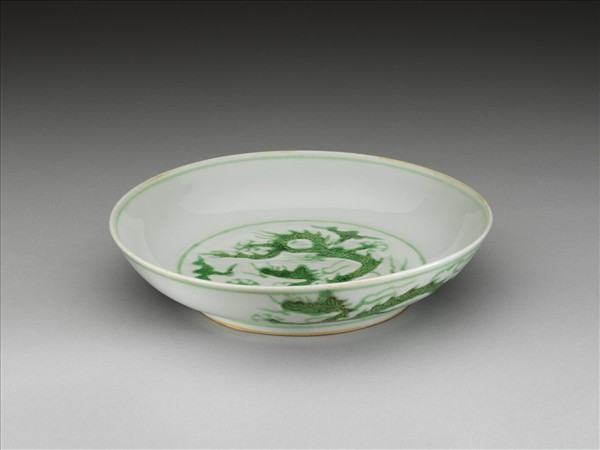 白瓷綠彩雲龍紋盤