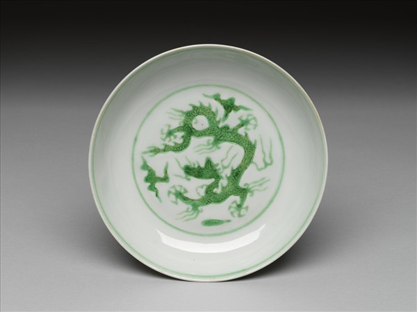 白瓷綠彩雲龍紋盤