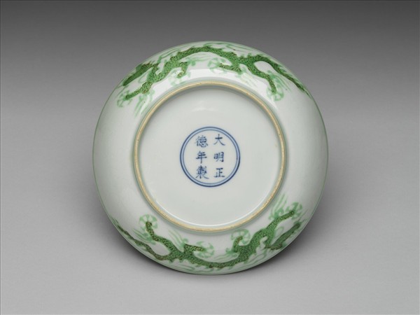 白瓷綠彩雲龍紋盤