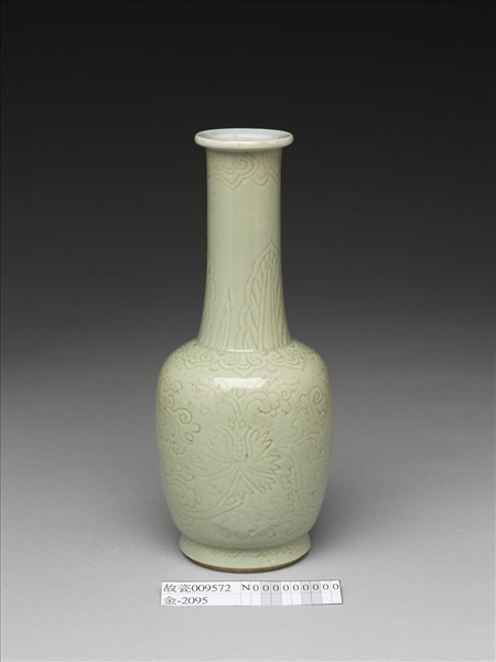 冬青釉劃花番蓮紋紙槌瓶