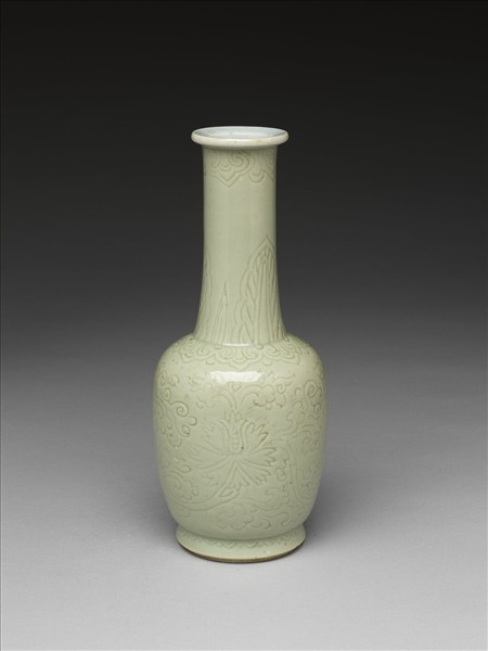 冬青釉劃花番蓮紋紙槌瓶