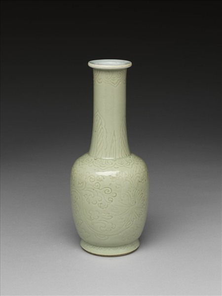 冬青釉劃花番蓮紋紙槌瓶