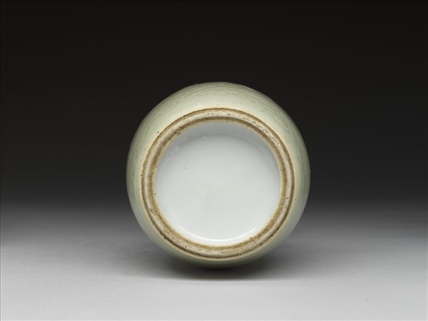 冬青釉劃花番蓮紋紙槌瓶