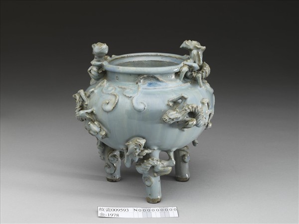 廣窯 灰青釉蟠螭三足爐