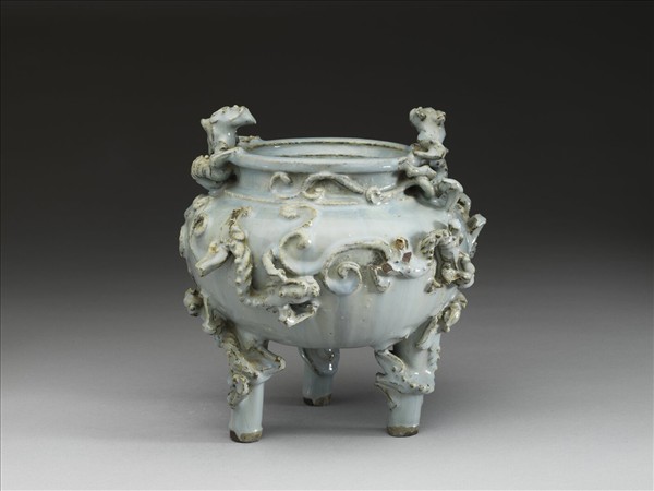 廣窯 灰青釉蟠螭三足爐