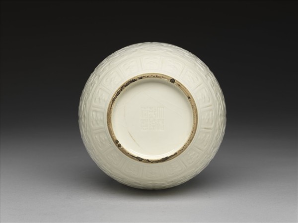 白瓷夔龍紋膽瓶