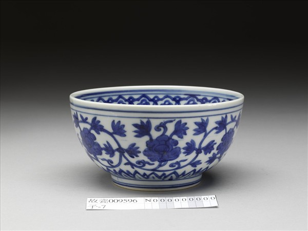 青花牡丹碗