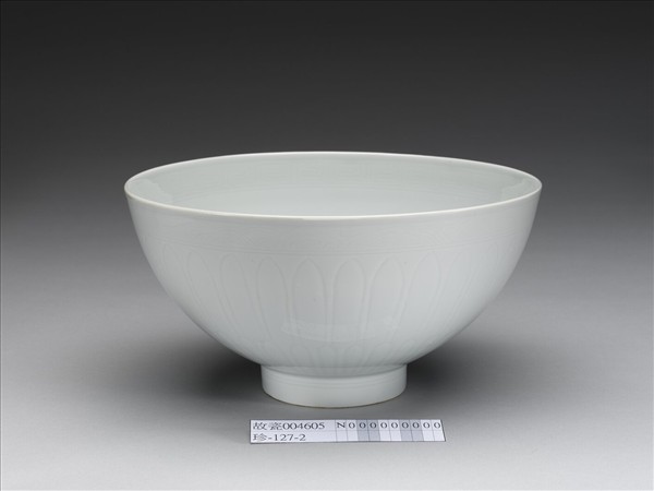 甜白釉蓮瓣紋蓮子碗