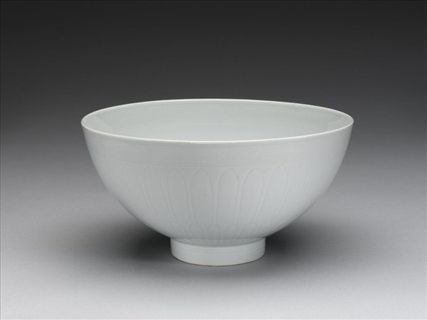 甜白釉蓮瓣紋蓮子碗