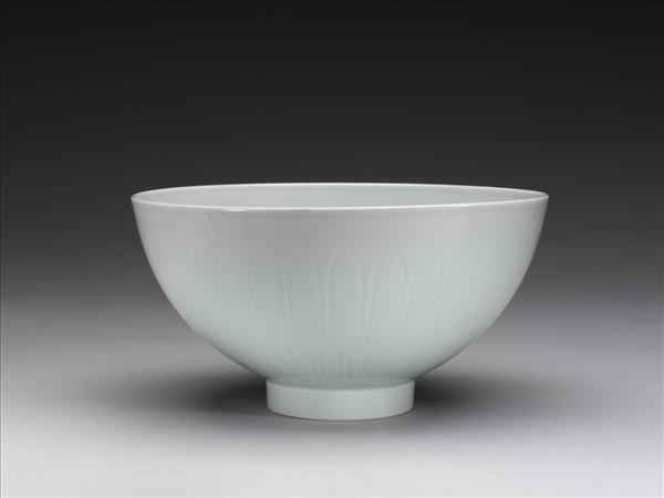 甜白釉蓮瓣紋蓮子碗