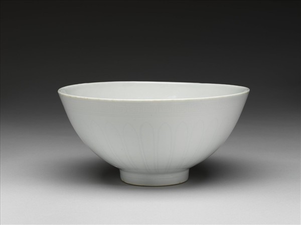 甜白釉蓮瓣紋蓮子碗