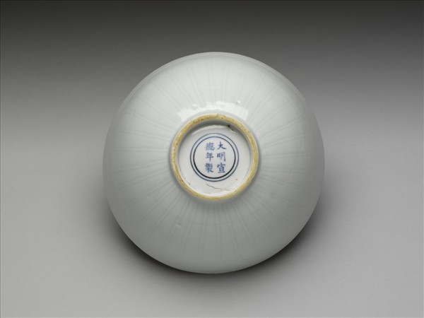 甜白釉蓮瓣紋蓮子碗