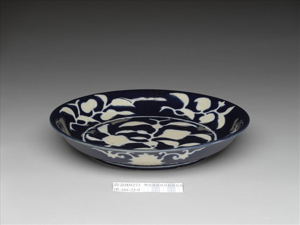 霽青白花果紋盤