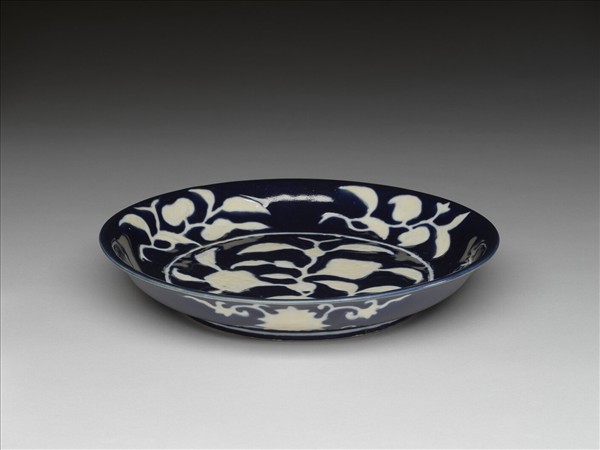 霽青白花果紋盤