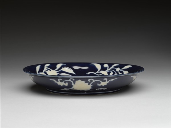 霽青白花果紋盤